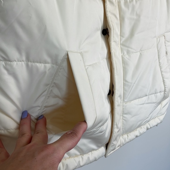 Chaps Ivory Puffer Vest. Size Medium - Picture 6 of 10